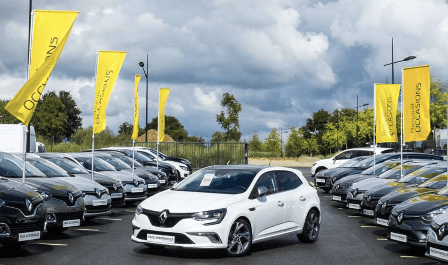 VO&CO ça s'adresse à qui ? Voiture blanche entourée de voitures foncées